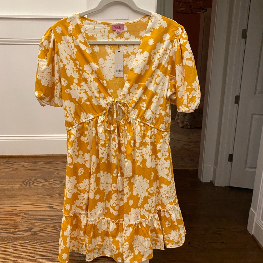NWT Francesca’s Mi Ami floral V-neck keyhole ruffle hem dress Large
